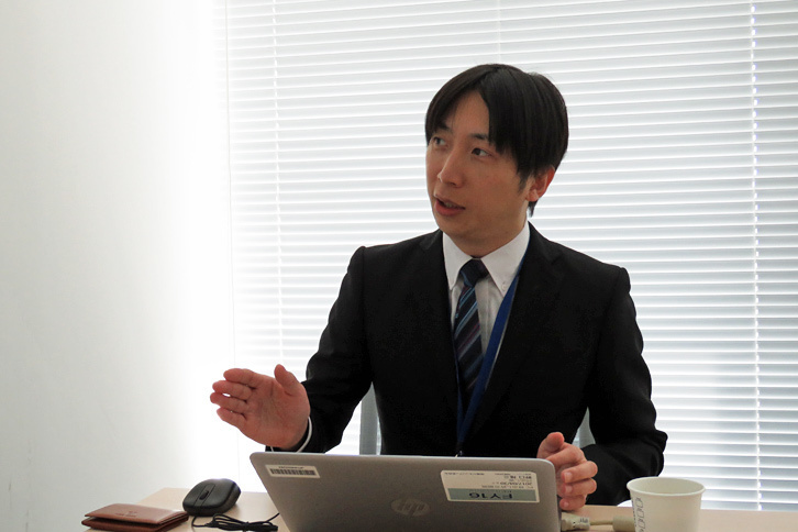 パワープラントの制御について説明する、パワートレイン性能開発部の野口隆三氏。「ノートe-POWER」は、SOC（充電率の意。おおざっぱにいうとバッテリー残量のこと）をある程度一定に保とうとする通常のハイブリッド車とは違い、「充電できるときにたっぷり充電しておく」という制御とすることで、エンジンの始動時間および始動頻度を大幅に減らすことができたという。