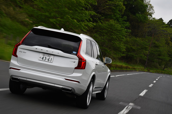 「T8 TWIN ENGINE AWD インスクリプション」は、満充電の状態であれば35.4kmの距離を電気だけで走行可能。またハイブリッド走行時の燃費は15.3km/リッターと公表されている（JC08モード）。