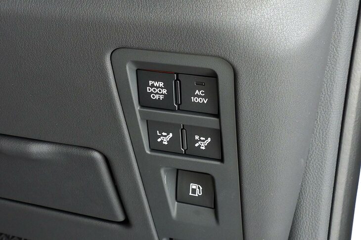 レクサスLM500h“バージョンL”（ダッシュボードのスイッチパネル）