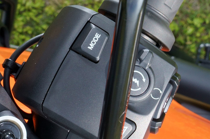サスペンションの制御はライディングモードとひもづいており、エンジンやトラクションコントロールの制御ともども、右スイッチボックス上面のセレクトスイッチで簡単に切り替えられる。