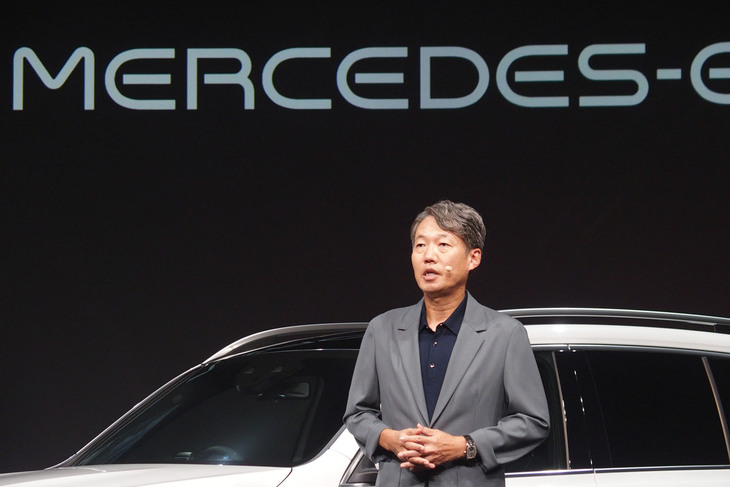 「EQB」の発表イベントで車両を紹介したメルセデス・ベンツ日本の上野金太郎 代表取締役社長兼CEO。