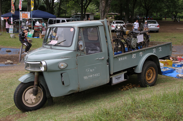 クラシックなバイクと旧車用パーツを積んでやってきた1972年「ダイハツCM8」。マツダと並んでオート三輪こと小型三輪トラックの老舗だったダイハツの、最後期のモデル。