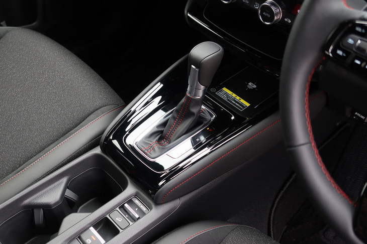 ホンダ・ヴェゼルe：HEV RS（シフトレバー周辺）