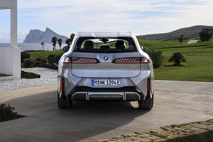 大胆な斜線をあしらったテールランプがリアビューを特徴づけている。キャビンがギュッと絞り込まれているのは空力のためだろうか。