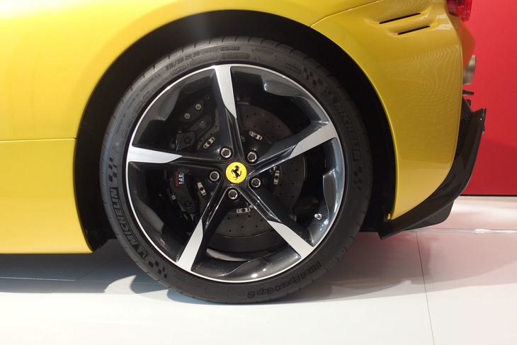 フェラーリSF90スパイダー（タイヤ＆ホイール）