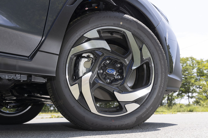 タービンのようなデザインのホイールは「S：HEV」専用。225/55R18のタイヤサイズは「e-BOXER」と変わらない。