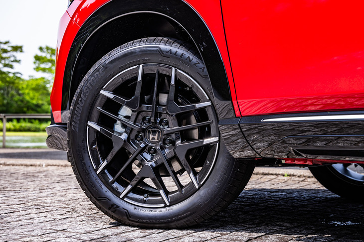 コンプリートカー「モデューロX」で培った技術を用いて開発された18インチアルミホイール「MS-050」。「アルミホイールもサスペンションの一部」というホンダアクセス独自の開発思想をもとに、「ホイールをしならせることでタイヤの接地面圧を高め、タイヤのパフォーマンスを最大限に引き出す」と紹介される。