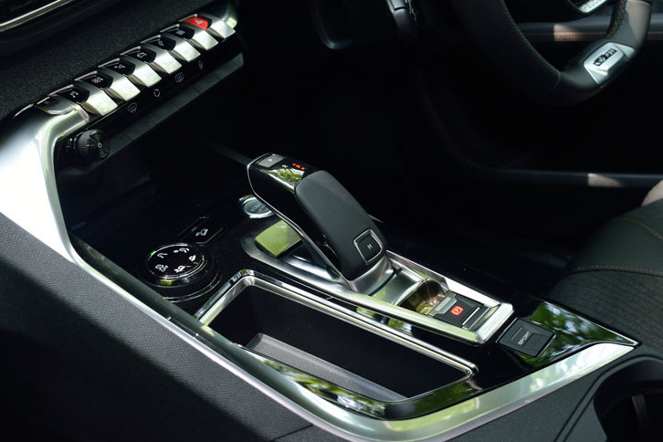 トランスミッションは6段AT。ステアリングホイールの背後にシフトパドルが備わる。