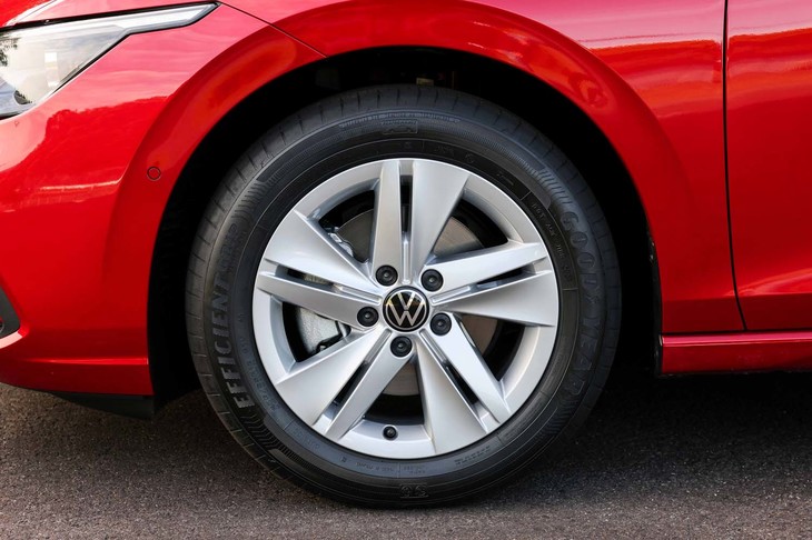 フォルクスワーゲン・ゴルフeTSIアクティブ（タイヤ＆ホイール）