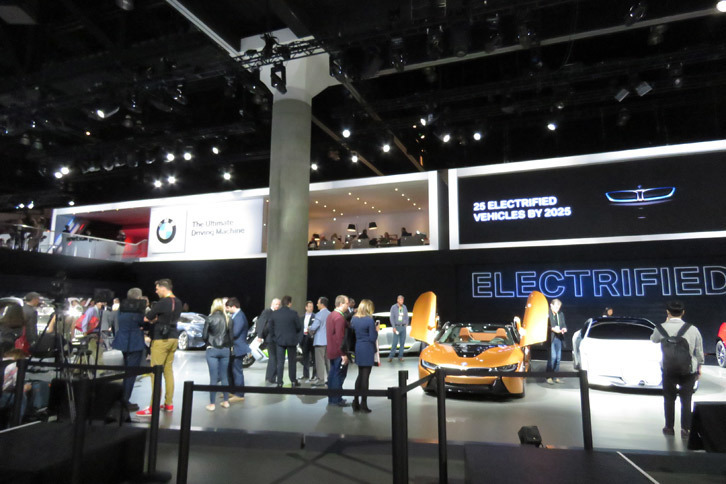 ロサンゼルスモーターショー2017のBMWブースの様子。