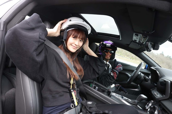 幸運にもサーキットタクシーのチケットを手にし、「カマロ」に乗り込む参加者。周回後、興奮した様子でクルマを降りてくる参加者が少なくなかった。