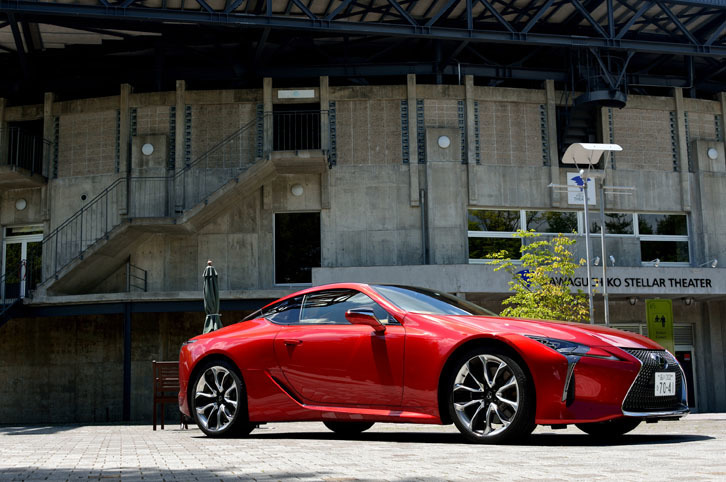 今回は、高速道路を主体に450kmほどの道のりをテスト。燃費は6.8km/リッターを記録した（満タン法、車載燃費計とも）。JC08モードの燃費値は7.8km/リッター。