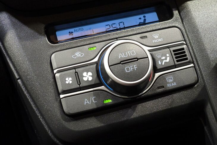 ダイハツ・ムーヴRS（エアコンパネル）