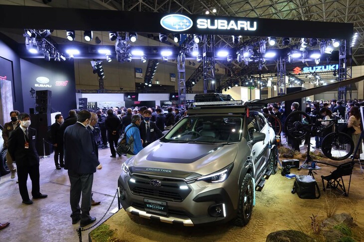 東京オートサロン2023のスバルブースの様子。