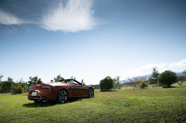 今や貴重な自然吸気V8エンジンのサウンドをオープントップでダイレクトに聴けるという点も、「LC500コンバーチブル」の大きな魅力といえるだろう。