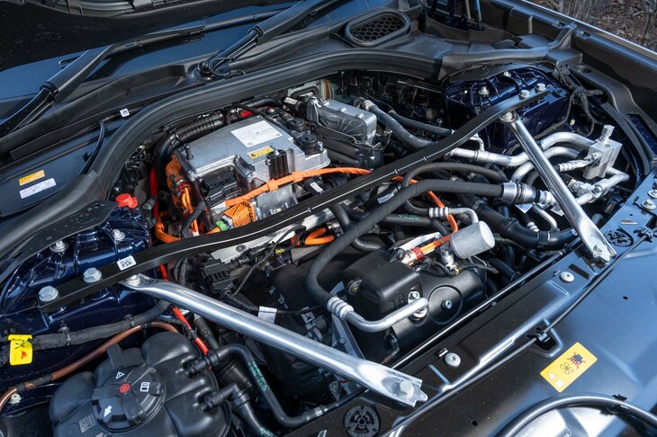 さらにカバーも外してみる。配管や配線がはい回ってはいるものの、意外に中身はすっきりとしている。