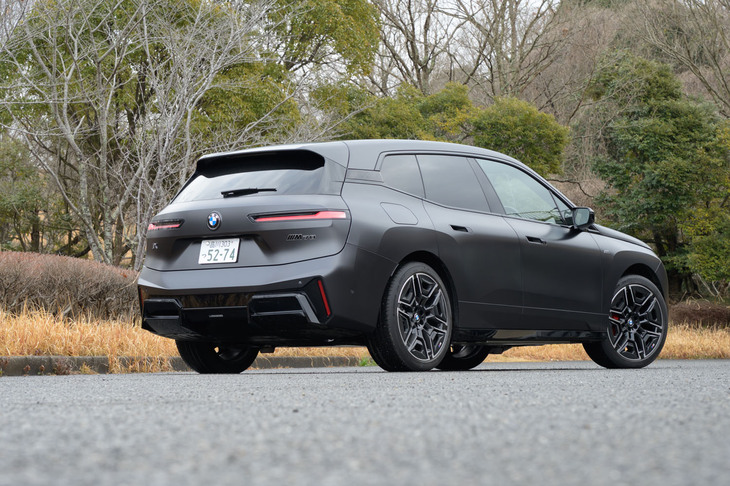 2020年11月に世界初公開され、日本では2021年11月に発表・発売された「BMW iX」。今回の試乗車は、2025年9月の改良で設定された高性能モデル「iX M70 xDrive」だ。