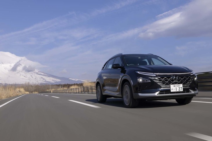 水素タンクの総容量は156.6リッター。満タンからの航続可能距離は820km（WLTCモード、自社計測値）と公表されている。