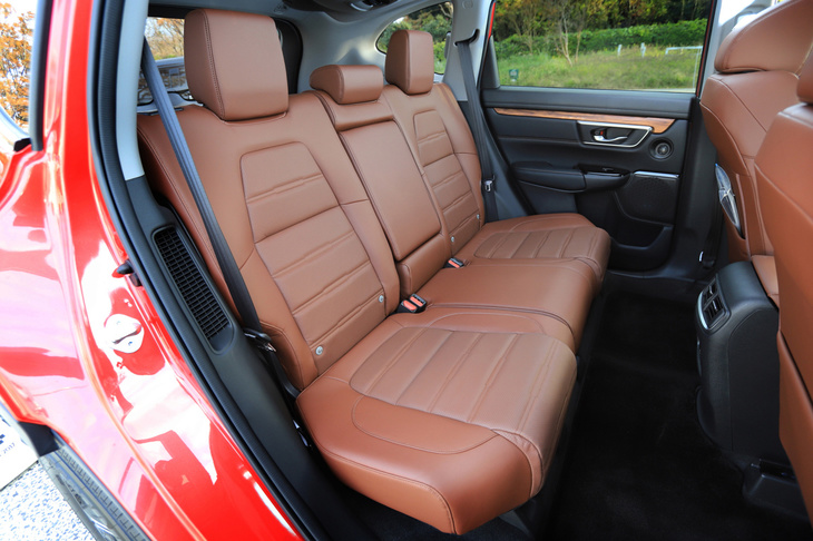 ハイブリッド用のリチウムイオンバッテリーは後席背後、荷室床面に配置されている。リアシートの背もたれを倒せば、フラットな荷室にアレンジ可能だ。