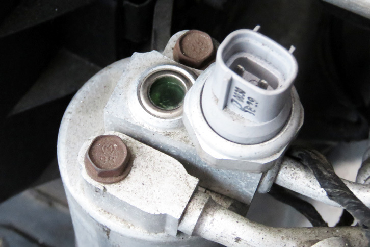 アキュムレーターの“のぞき穴”（サテライトグラスというんだそうな。初めて知った）からエアコンの状態を確認し、メカさんが診断。「機械はちゃんと動いています。今度こそ、ガス抜けです。車検のときにでも対処しましょう」 ……バイパー完全復活までの道のりは、まだまだ続くぜ（泣）。