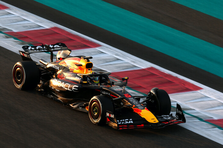 2025年最終戦アブダビGP後のタイヤテストに参加した、2025年型レッドブルをドライブするアイザック・ハジャー（写真）。フェルスタッペンのチームメイトという難しいポジションでどれだけ実力を発揮できるか。ホンダから自社製レッドブル・フォードのパワーユニットに切り替わる今年、チーム代表ローレン・メキースの指揮のもとで新たな船出を迎えることになる。（Photo=Getty Images / Red Bull Content Pool）