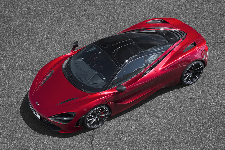 エンジン冷却用の空気は、ドアの上面に設けられたスリット状のエアインテークから取り込む。そのためボディーサイドにはインテークが設けられていない。