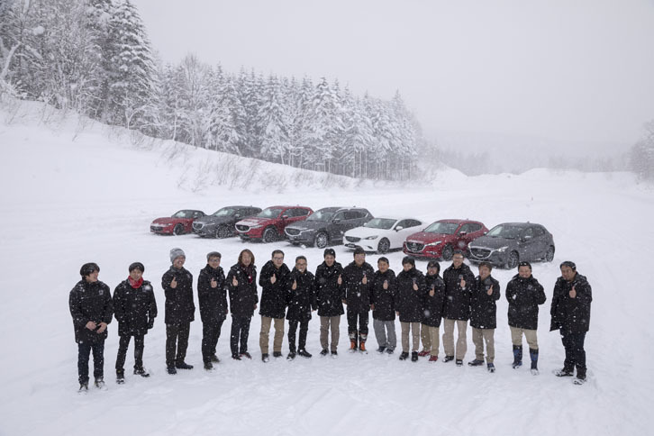 試乗会に参加した、マツダの開発陣。