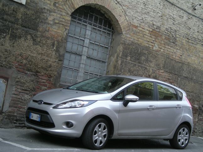 こちらは“いまのモデル”。6代目となる現行型「フォード・フィエスタ」。