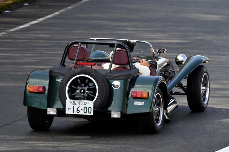 【ケータハム・スーパーセブン1600のスペック】
	ボディーサイズ：全長×全幅×全高＝3380×1575×1115mm／ホイールベース：2225mm／車重：565kg／駆動方式：FR／エンジン：1.6リッター直4 DOHC 16バルブ／トランスミッション：5段MT／最高出力：135PS（99.3kW）/6800rpm／最大トルク：165N・m（16.8kgf・m）/4100rpm／タイヤ：（前）175/65R14 82H／（後）185/60R14 82H（エイボンZT7）／燃費：--km/リッター／価格：621万5000円