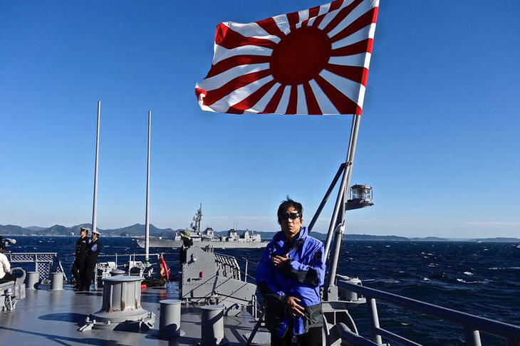 掃海母艦「うらが」に乗るセラ様。後方に展開する護衛艦は「きりさめ」。