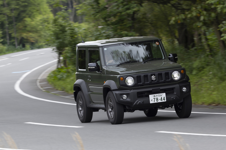 ACCとともに車線維持支援システムも搭載され、車線からはみ出しそうになると戻してくれるようになった。撮影現場では「油圧パワステでどうやって？」と議論になったが、実は現行型ジムニーは当初から電動パワステを採用している。
