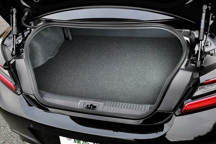 「GR86」はユーティリティー性の高さも大きな魅力。トランクルームはゴルフバッグ2セットを積める容量を備えており、後席を倒せば、タイヤ4本と工具類を積んでサーキットに遊びに行ける。