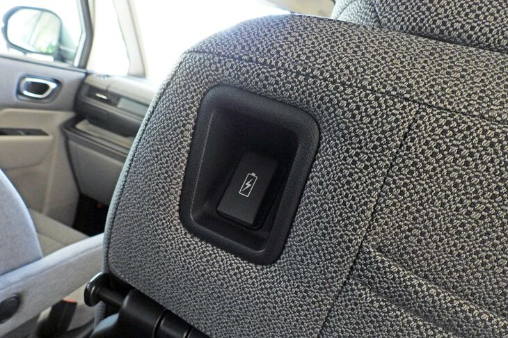 2列目シート用のUSB Type-Cポート。