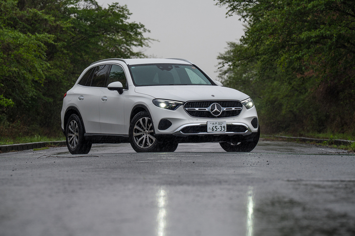 「コア」では「AIRMATICサスペンション」のオプションが選べない。足まわりは機械式の可変ダンパーとバネの組み合わせだ。