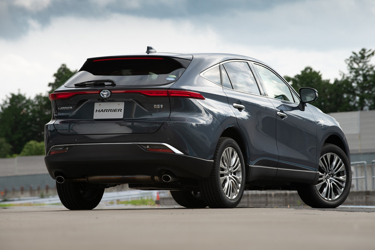 渕野「『ハリアー』などで見られる手法もいいのですが、リアから見たときにナローに感じられてしまうんですよね」　
	ほった「そういや、『レンジローバー・イヴォーク』も後ろ姿はそんな感じがしましたねぇ」
	（写真：向後一宏）