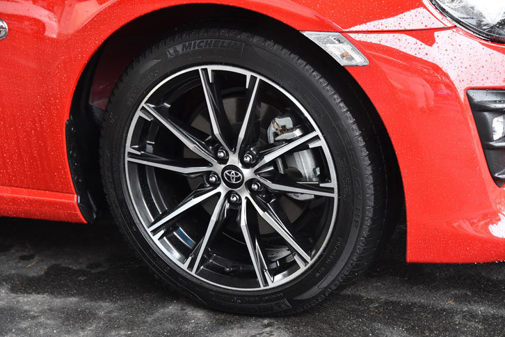 「GT」と「GT“リミテッド”」に装備される、新デザインの17インチアルミホイール。215/45R17サイズの「ミシュラン・プライマシーHP」と組み合わされる。