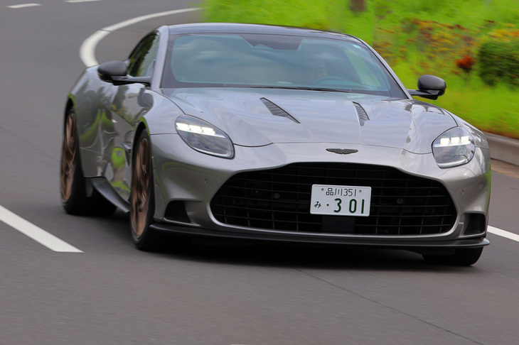 車体は、アストンマーティンおなじみの接着式アルミシャシーに、カーボン製のボディーの組み合わせ。従来の旗艦車種である「DBS 770アルティメット」より75％も横剛性が向上している。