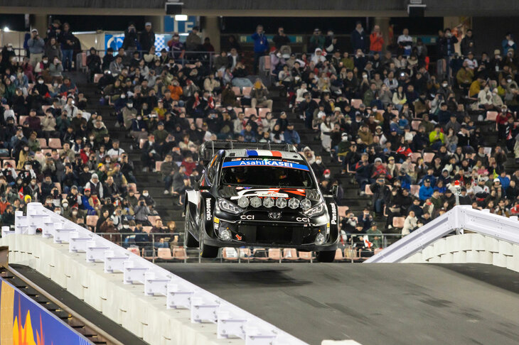 豊田スタジアムで行われたスーパーSSより、セバスチャン・オジェ／ヴィンセント・ランダイス組の「トヨタGRヤリス ラリー1 ハイブリッド」。