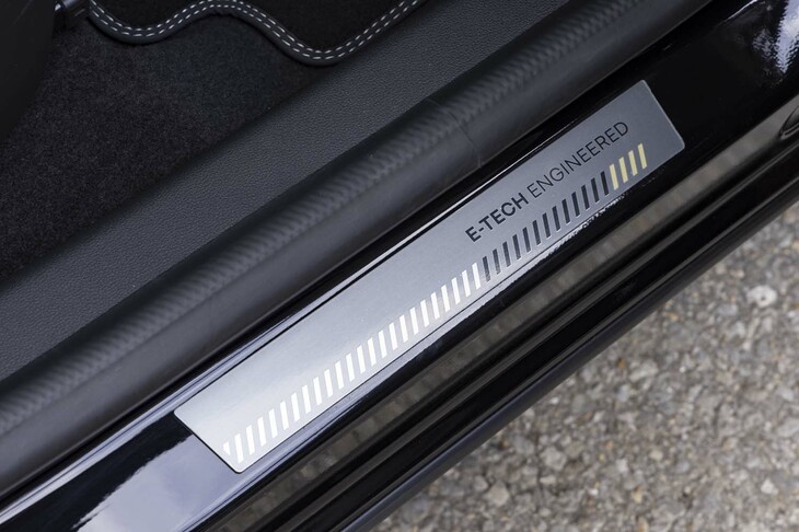 サイドシルに貼られた「E-TECH ENGINEERED」のプレート。