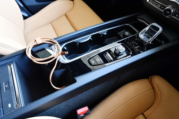 ひねって操作するノブ型のエンジンスタートスイッチ（写真中央）の手前には、ローラー状の走行モードのセレクターが配される。