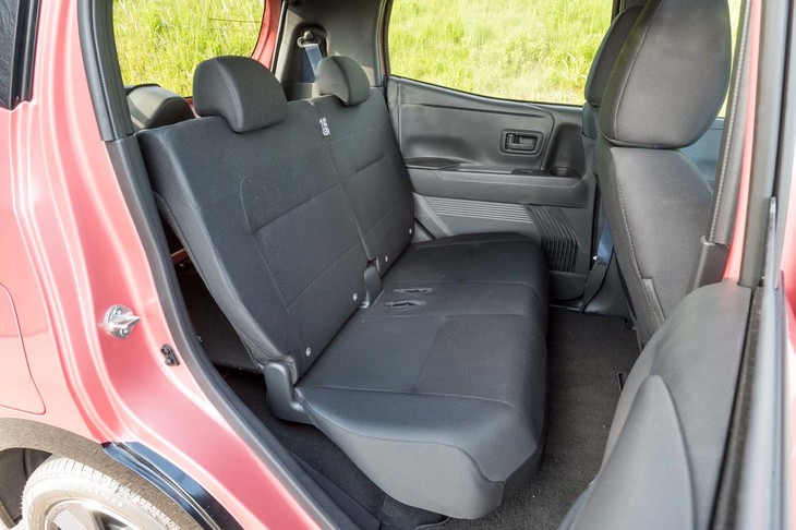 日産サクラ（リアシート）