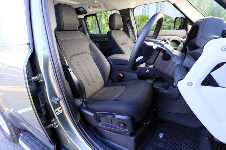 シートはファブリック表皮が標準。オプションが豊富に用意されており、ベースグレードでもウィンザーレザー表皮などを選択できる。