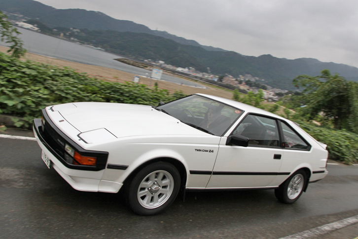 1985年「トヨタ・セリカXX 2000GT」。フロントフェンダーに描かれているように、ツインカム24バルブの2リッター直6エンジンを搭載した2代目セリカXX（輸出名「スープラ」）の人気グレード。