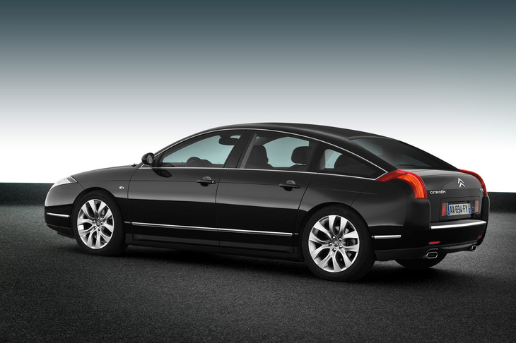 フランス大統領の公用車としても活躍した、シトロエンのフラッグシップモデル「C6」。凹面のリアウィンドウなど、なにもかもが斬新なクルマだった。