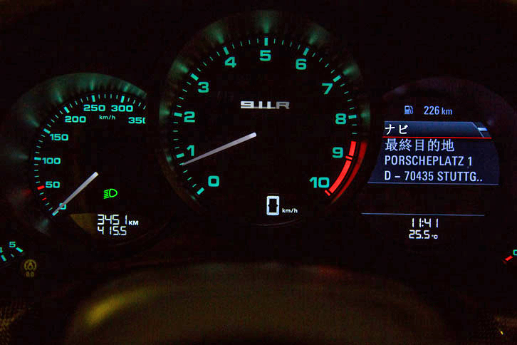 エンジン回転計の中央には、初代「911R」を思わせるクラシックなロゴが添えられる。