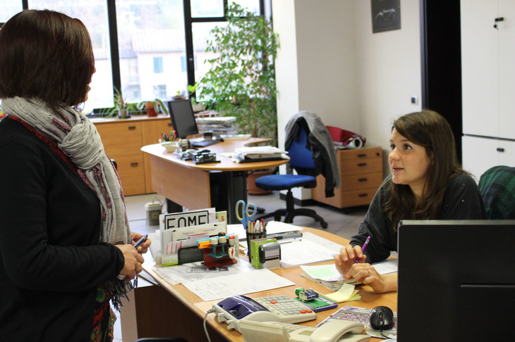 イタリアで自動車関連の行政手続きから保険代理業まで、さまざま業務をこなすプラティケ・アウトと呼ばれる事務所。