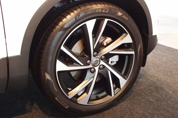 「XC40 T5 AWD R-DESIGNファーストエディション」の19インチアルミホイール。タイヤは「ピレリPゼロ」が組み合わされていた。