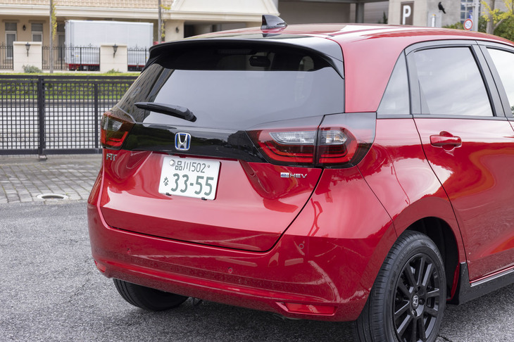 リアは左右のコンビランプ間のプレートとテールゲートスポイラーがブラック仕上げとなる。