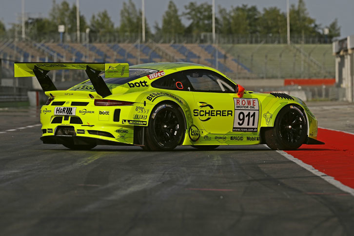 アウターパネルにCFRPを多用するほか、フロントを含むすべてのウィンドウにポリカーボネートを使用するなど、「911 GT3 R」では徹底的な軽量化が図られている。