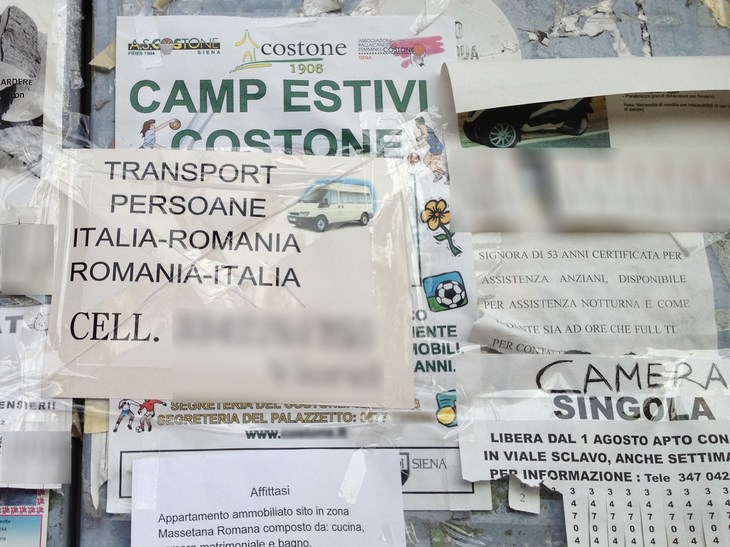 ルーマニアを往復する貨客兼用バンの広告（中央）。その右には、「介護資格を持つ53歳女性、夜間、パート、もしくはフルタイム可」の告知が。貼り紙は社会の縮図である。